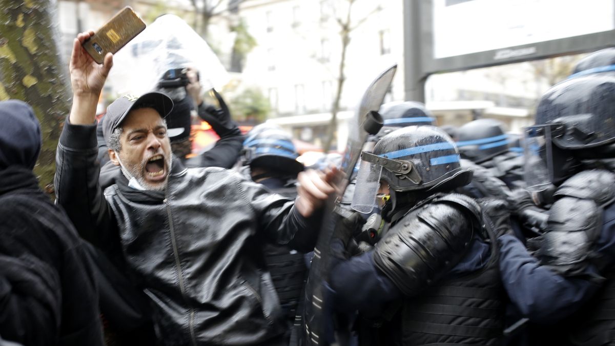 Desetitisíce Francouzů protestovaly proti zákonu, který chce trestat focení policistů